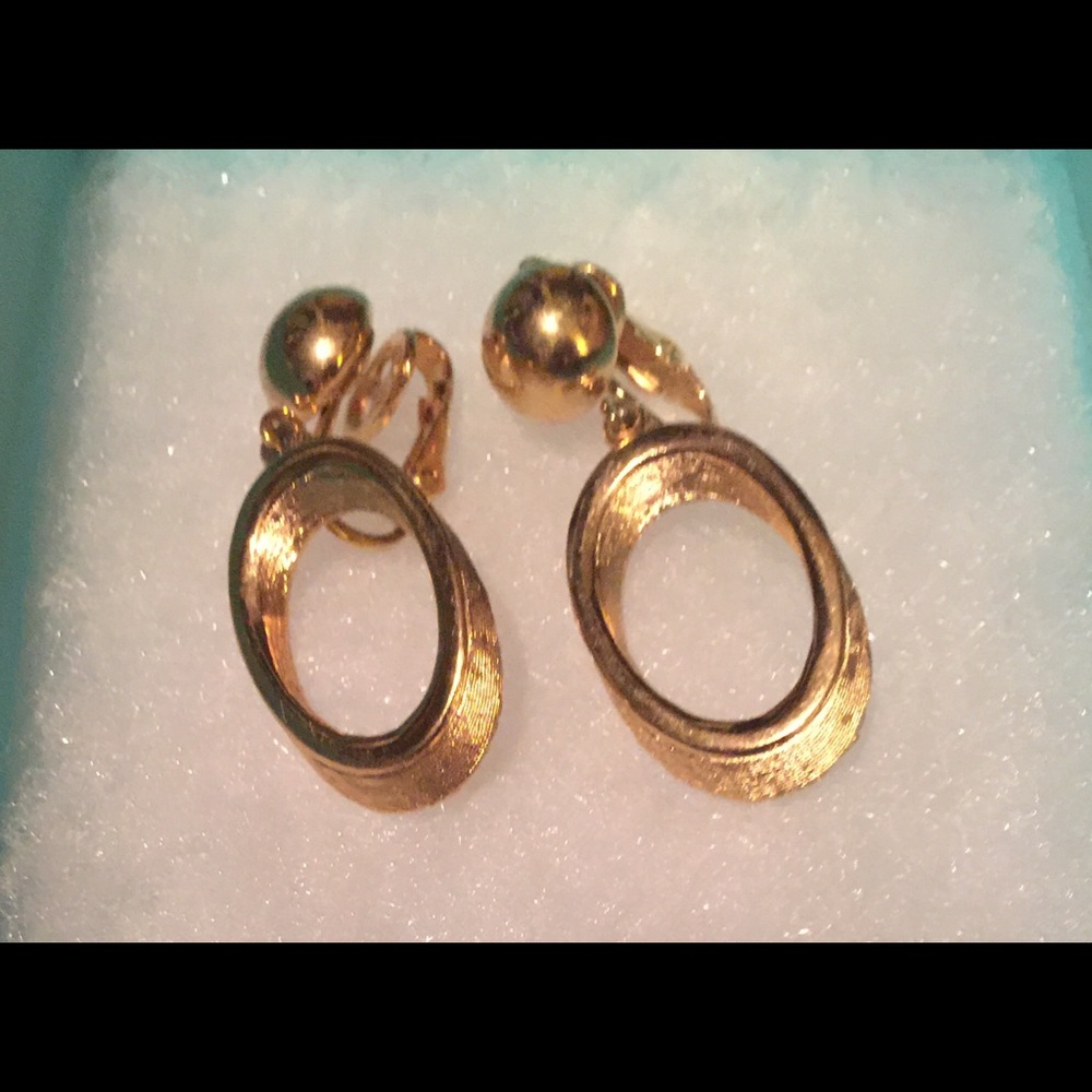 Vintage Trifari clip on earrings
